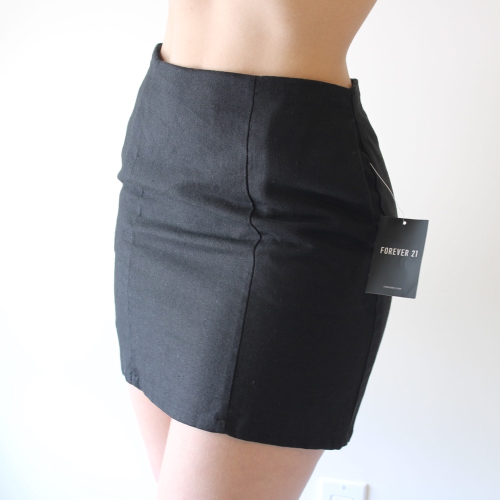 Black mini skirt with pockets